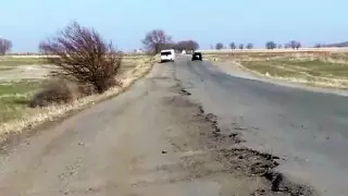 Недавно отремонтированный участок дороги разрушается в области Жетысу