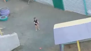 Полураздетого и одиноко гуляющего ребенка сняли на видео в Караганде