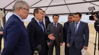 Зарплаты и досрочный выход на пенсию: премьер Смаилов ответил на вопросы шахтеров и медиков