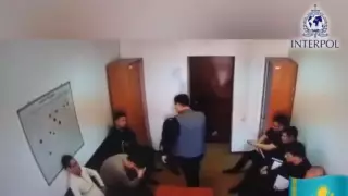 В сеть попало видео избиения полицейским начальником подчиненного в Актау