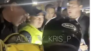 В Алматы толпа помешала полицейскому оформить мопедиста: что было дальше