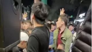 Чуть не задавили детей: Люди устроили давку за бесплатным донером в Алматы