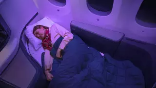 "Тестировали пять лет". Суперкровати начнут предлагать авиапассажирам экономкласса