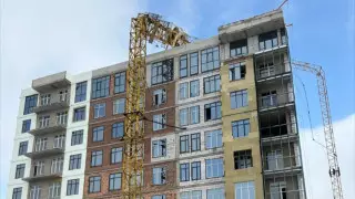 Башенный кран упал на ЖК в Астане