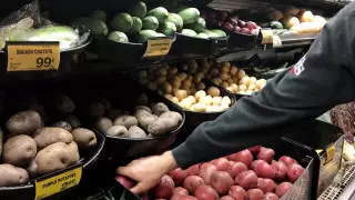 Казахстан вошел в число стран, где люди тратят на еду более 50 процентов своих доходов