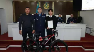 14-летнего школьника наградили за помощь в поимке преступника в Астане