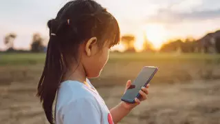 "Насильно не заберешь ведь". Детские SIM-карты могут появиться в Казахстане