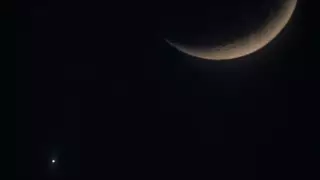 Встреча Луны и Венеры: люди делятся фотографиями аппульса