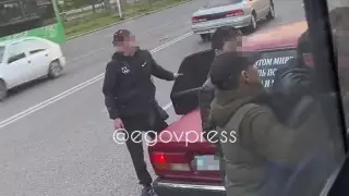 Конфликт на дороге: парни из "Жигулей" напали на водителя автобуса в Алматы