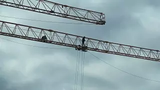 Мужчина залез на башенный кран в Астане в знак протеста