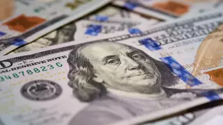 Курс доллара начал неделю со снижения