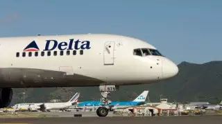 “Бегал и лез целоваться“. Пассажир бизнес-класса устроил дебош в самолете