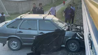 Припарковался на рельсах: водитель проверил авто на прочность в Туркестанской области