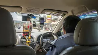 Гадит на сиденье и убегает: женщина "наводит страх" на таксистов в Таиланде