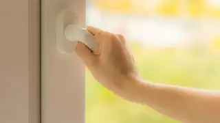 Использовал пакет как парашют: мальчик выпрыгнул из окна 5-го этажа в Текели