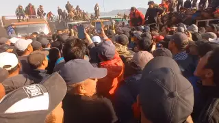 В Кыргызстане огромная толпа устроила самосуд над мужчиной на рынке