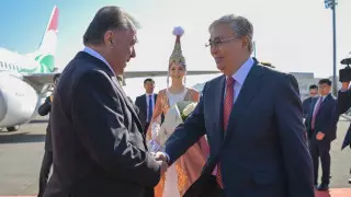 Токаев лично встретил Рахмона в аэропорту Астаны