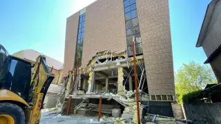 Незаконно построенное здание сносят в Алматы