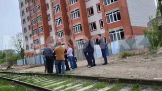 Владелец железнодорожных путей подал в суд на застройщика дома для полицейских в Уральске