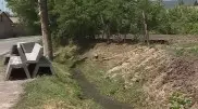 "Мы этой водой посуду моем": школу в Туркестанской области обвиняют в сливе нечистот в арык