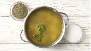 Кому нельзя есть жирные супы, рассказала врач