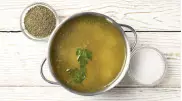 Кому нельзя есть жирные супы, рассказала врач