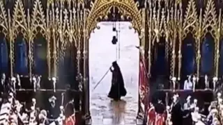 Таинственная фигура в капюшоне появилась на коронации Чарльза III