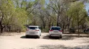 Жители Актау пожаловались на родителей, подъезжающих по тротуару к школе на дорогих авто
