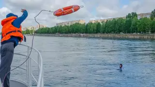 Экипаж теплохода спас двух человек, перевернувшихся на лодке в ВКО