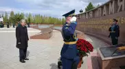 Токаев возложил цветы к Мемориальному комплексу воинам-казахстанцам