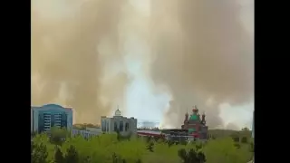 Город в дыму: в Павлодаре загорелся камыш в пойме Иртыша