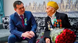 Аким Астаны поздравил ветеранов с Днем Победы