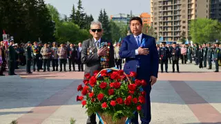 Аким СКО и ветеран ВОВ Иван Клименко возложили цветы к Вечному огню