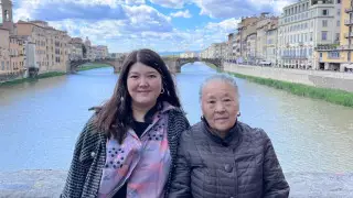 Никогда не поздно воплотить мечту: внучка показала 80-летней бабушке Париж