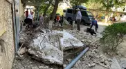 Козырек подъезда рухнул на людей в Актау: есть погибший