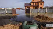 "Нам так и не заплатили": работники, спасавшие Актобе от паводков, пожаловались на чиновников