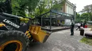 Летнюю террасу ресторана сносят в центре Алматы