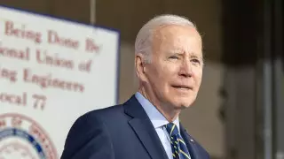 Байден приостановил турне по Азии из-за долгового кризиса в США