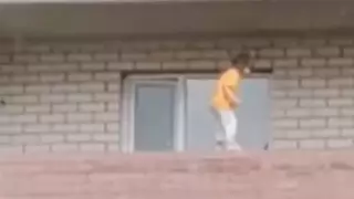 Ребенок балансировал на балконе 7-го этажа в Атырау