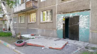 Автомобиль снес козырек подъезда в Усть-Каменогорске