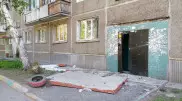 Автомобиль снес козырек подъезда в Усть-Каменогорске