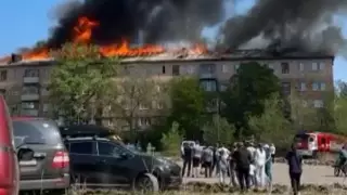 Пятиэтажный дом полыхает в Караганде: огонь охватил всю крышу