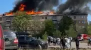 Пятиэтажный дом полыхает в Караганде: огонь охватил всю крышу