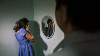 Актюбинка засудила бывшего беременной дочери за оскорбления