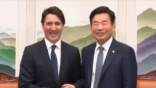 "Расставил ноги". Премьера Канады раскритиковали из-за странного поведения на официальной встрече