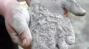 Цементной пылью дышат жители микрорайона в Караганде