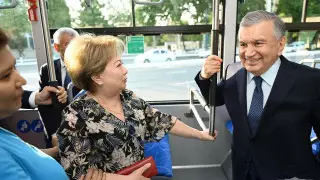 Президент Узбекистана проехался в автобусе "вместе с обычными пассажирами"