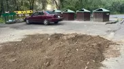 Авто провалилось в мусорную яму в Алматы