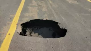 Асфальт провалился на въезде на построенную БАКАД