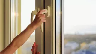 Выпал из окна, провалился в яму: в Павлодаре трое детей попали в реанимацию